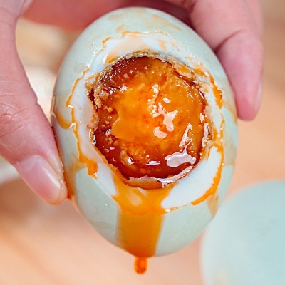 广西北部湾红矮树林流油海鸭蛋70-80克烤咸蛋鸭蛋批发黄泥腌制图3