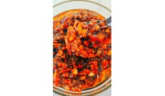 按照基础香菇酱的做法先把香菇酱做好,把鲜香菇切碎